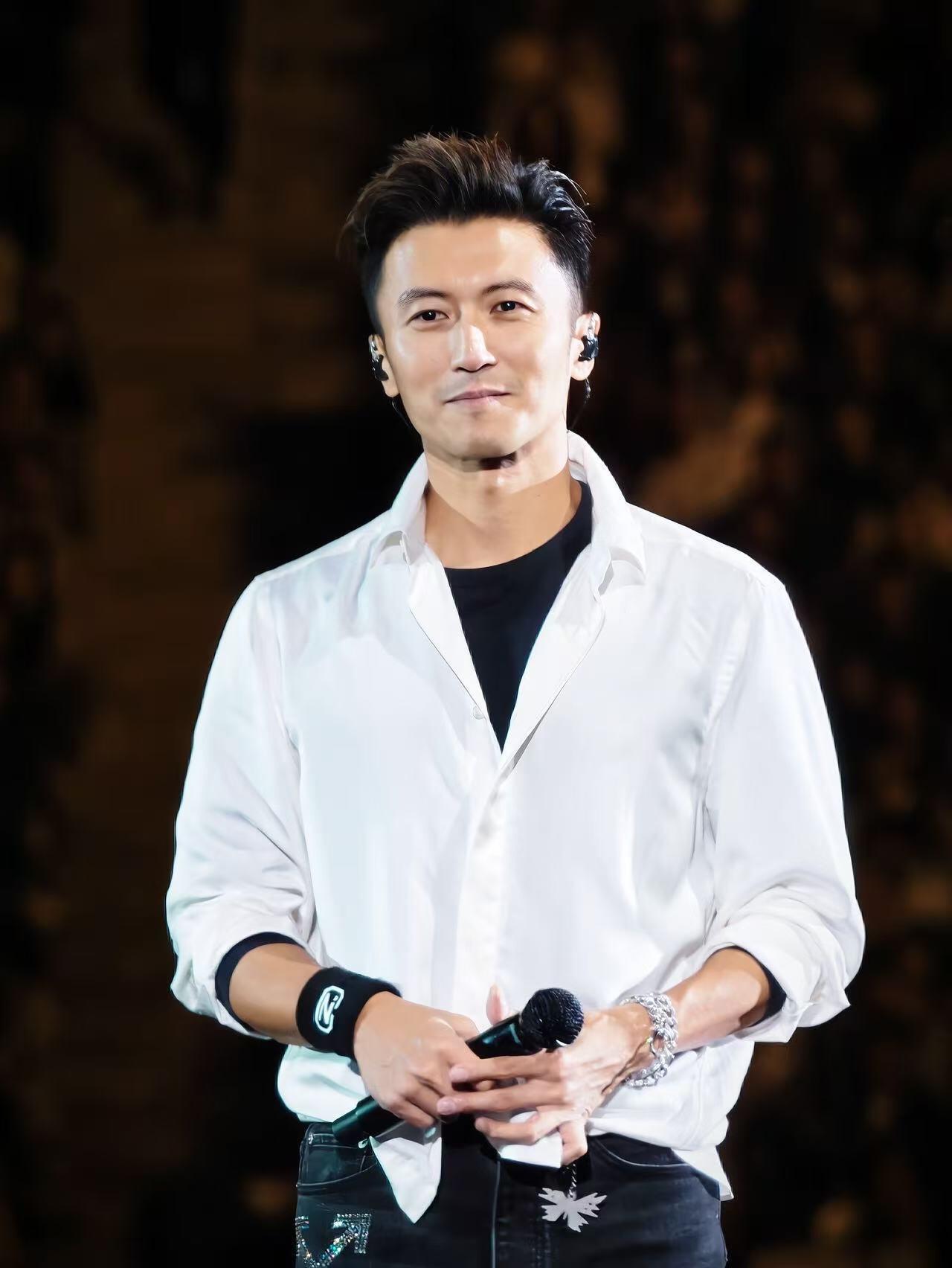 明星喜欢谢霆锋，核心就六个字：真、拼、能、义、帅、稳。
 
1. 人够“真”，不