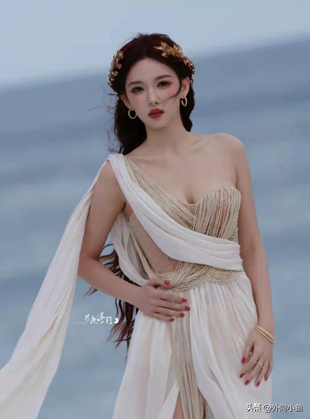 程潇这身白色礼服比例太绝了！

一身希腊女神风白色礼裙，搭配金色枝叶发冠，裙身流