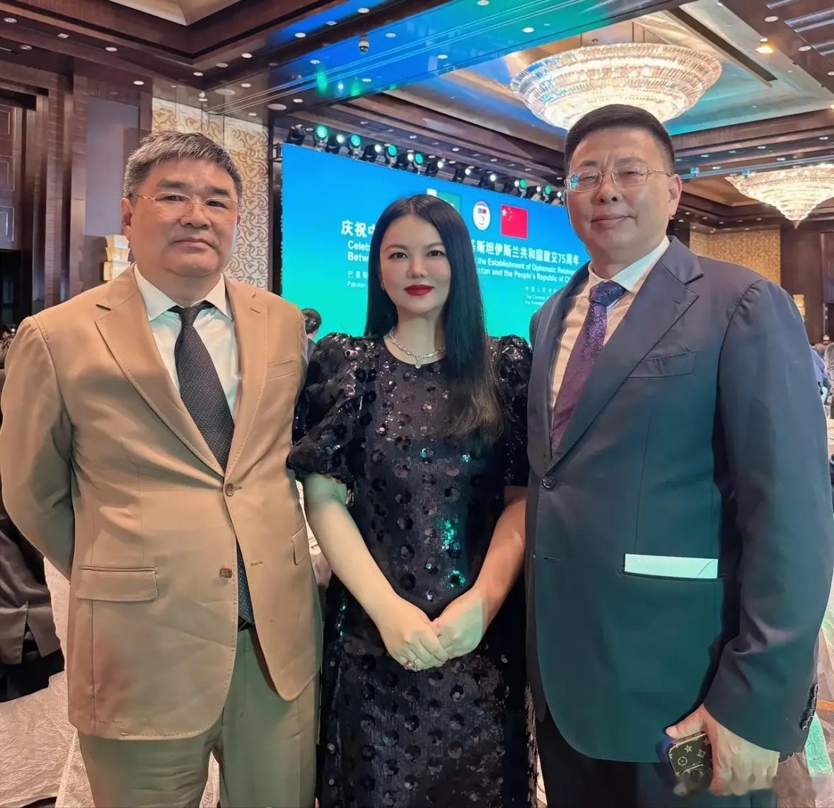 李湘晒照出席，中巴建交75周年纪念活动！而且她是受邀参加，还晒出了请柬，真的好厉