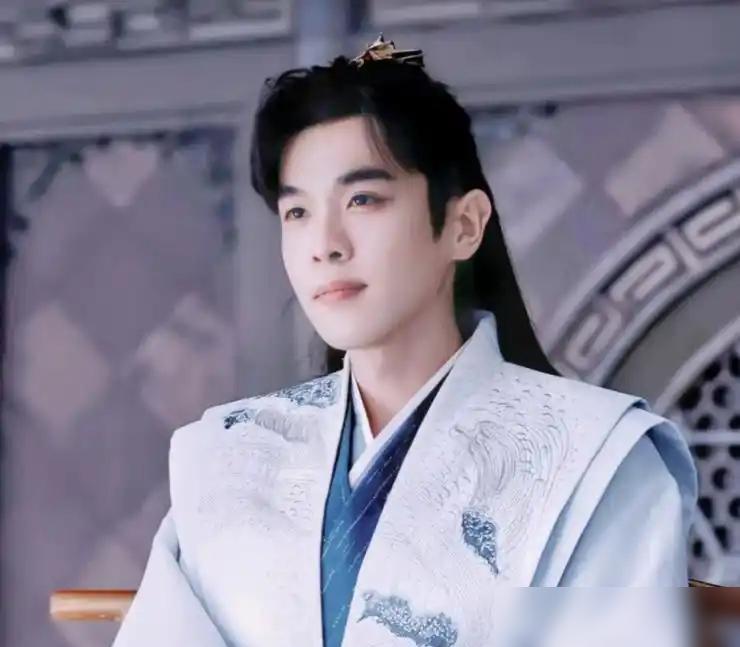 范闲失手摔碎画框的那一秒，他整个人都僵住了。宣纸表层脱落，藏在夹层里的秘密直接掀