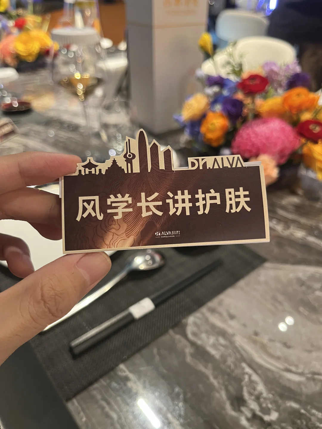 这牌子的审美很好 应该做时尚周边