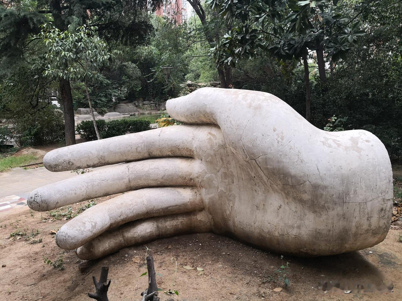 这个小区内的雕塑，的确引起人们的好奇，一只手被塑造成如此的温柔体贴，并具有呵护之