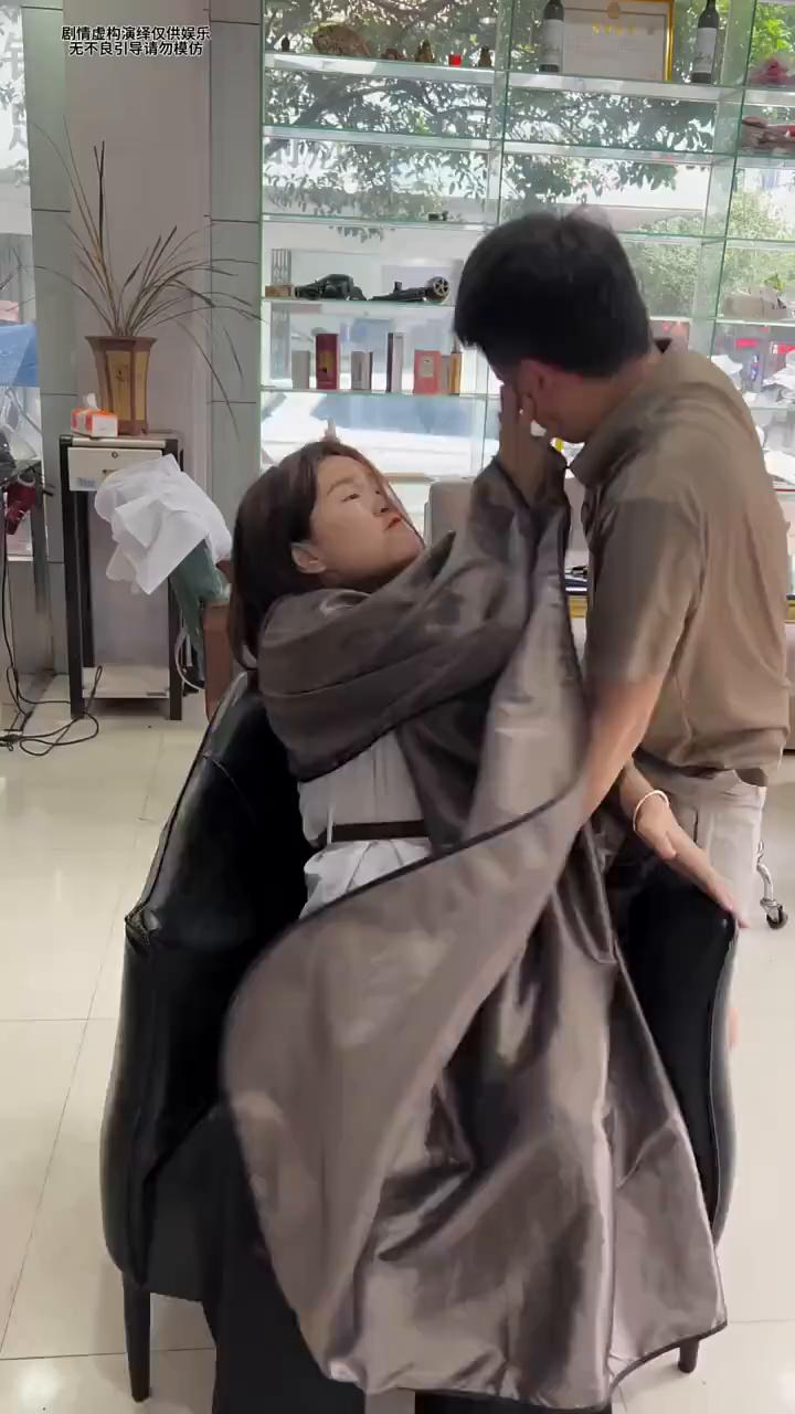 哎呦我的妈，哈哈哈。