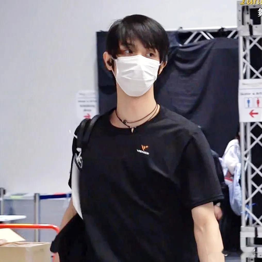 #羽生结弦不再依赖由美妈妈了# 
羽生结弦自从退役转职业花滑运动员后感觉平日里跟