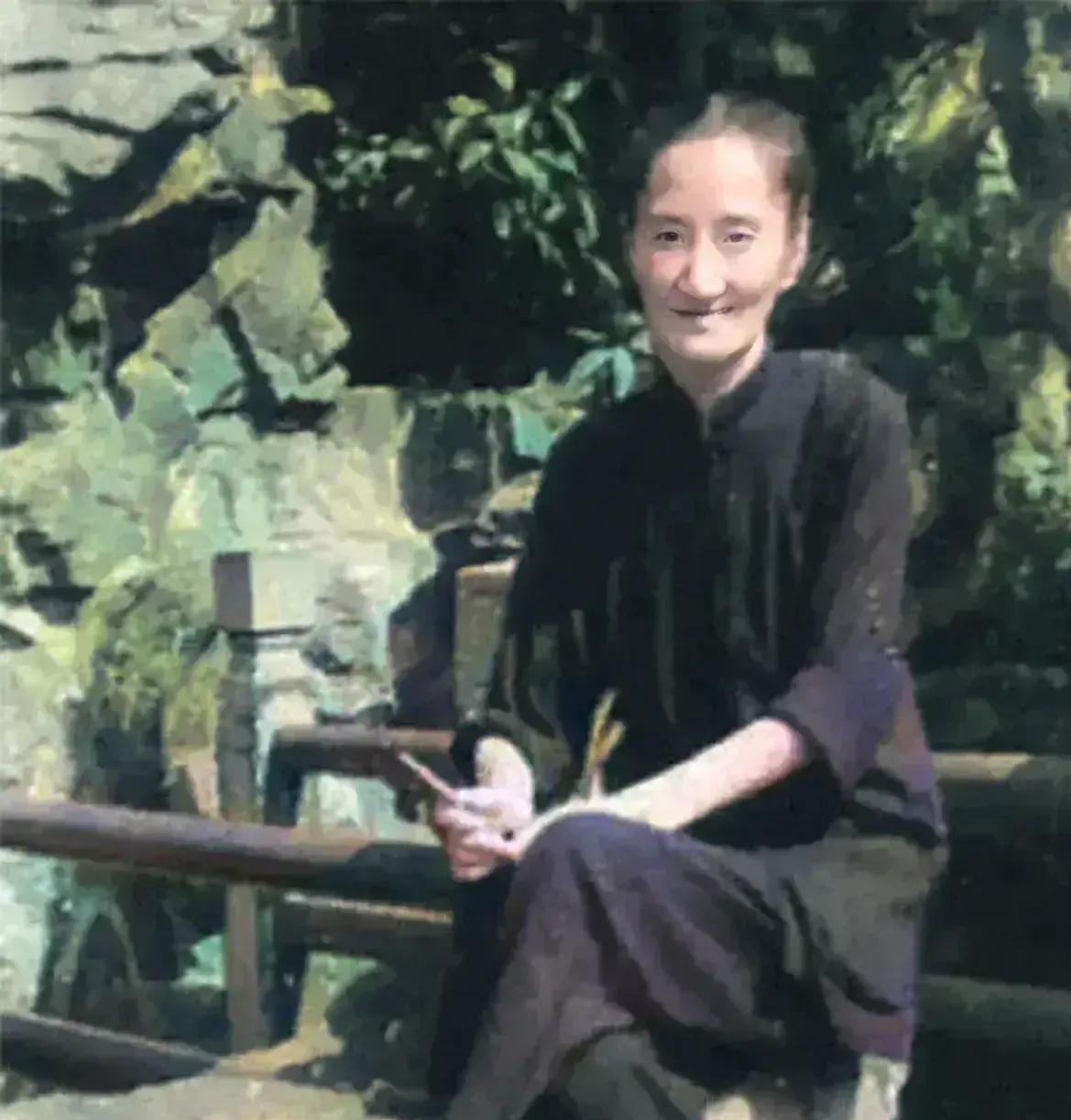 震惊！这竟然陆小曼在上海拍下的照片，此时的她已经60岁！照片中，陆小曼脸颊干瘪、