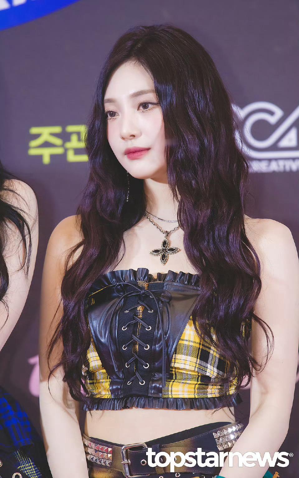 宁艺卓今晚HMA红毯造型 妈粉看见一个波浪卷想哭的程度是我们洋娃娃宝宝啊🥺#a