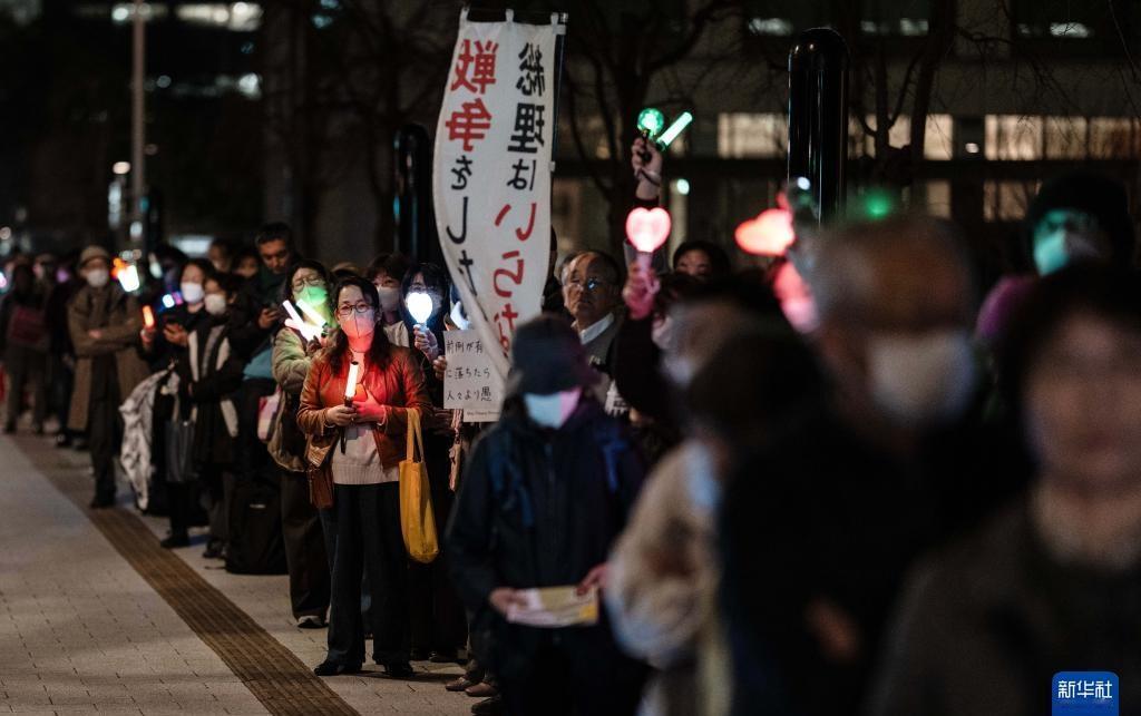 【日本民众集会抗议高市政府错误历史认知和危险动向】

8月19日晚，上万名日本民