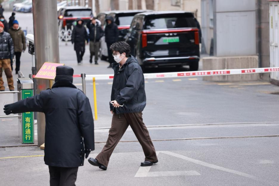 随着春晚彩排的热度飙升，明星们的统一座驾——魏牌高山也成了讨论热点。这款“央视新