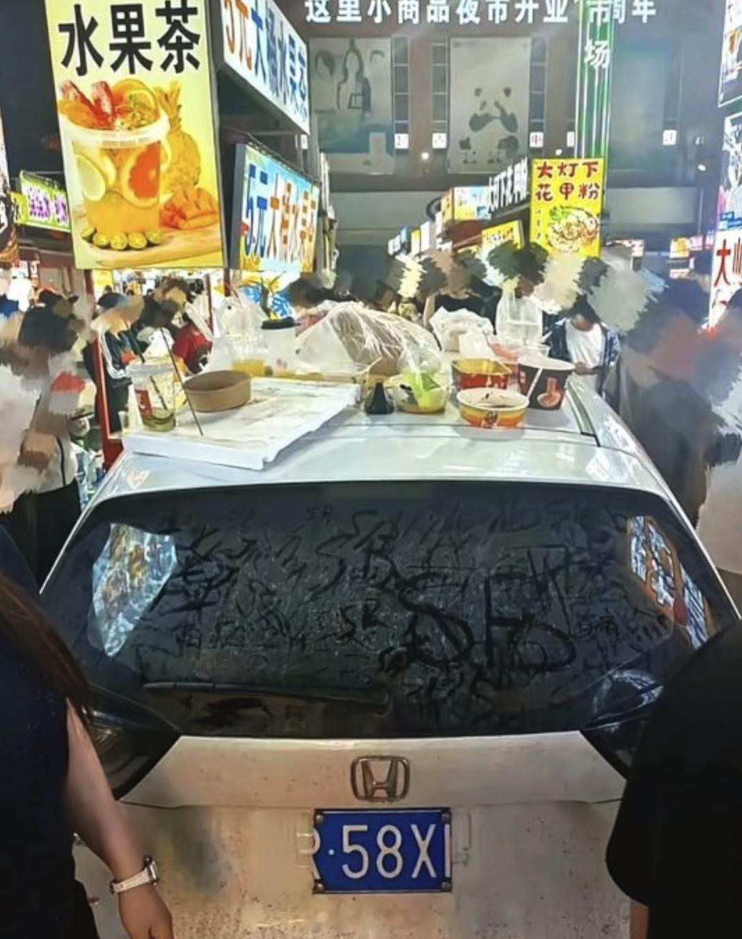 外地车误入夜市被堆满垃圾掰断车牌 很多人刷到这个河北这个事儿了，说本田车主不知道