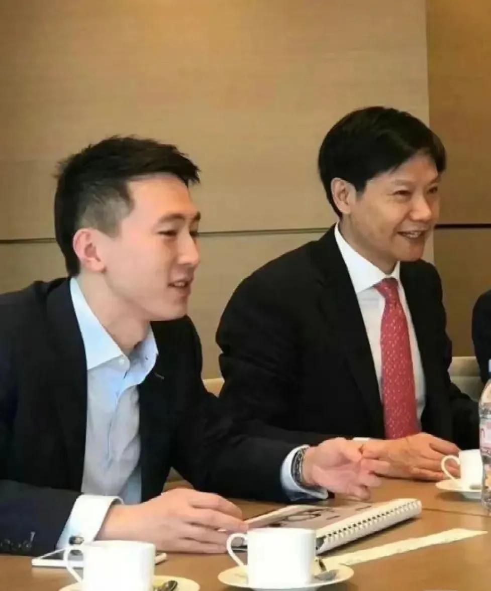 周受资是打工人模板，天选之子，贵不可言。

学习成绩好，学历一流。

起点就是国