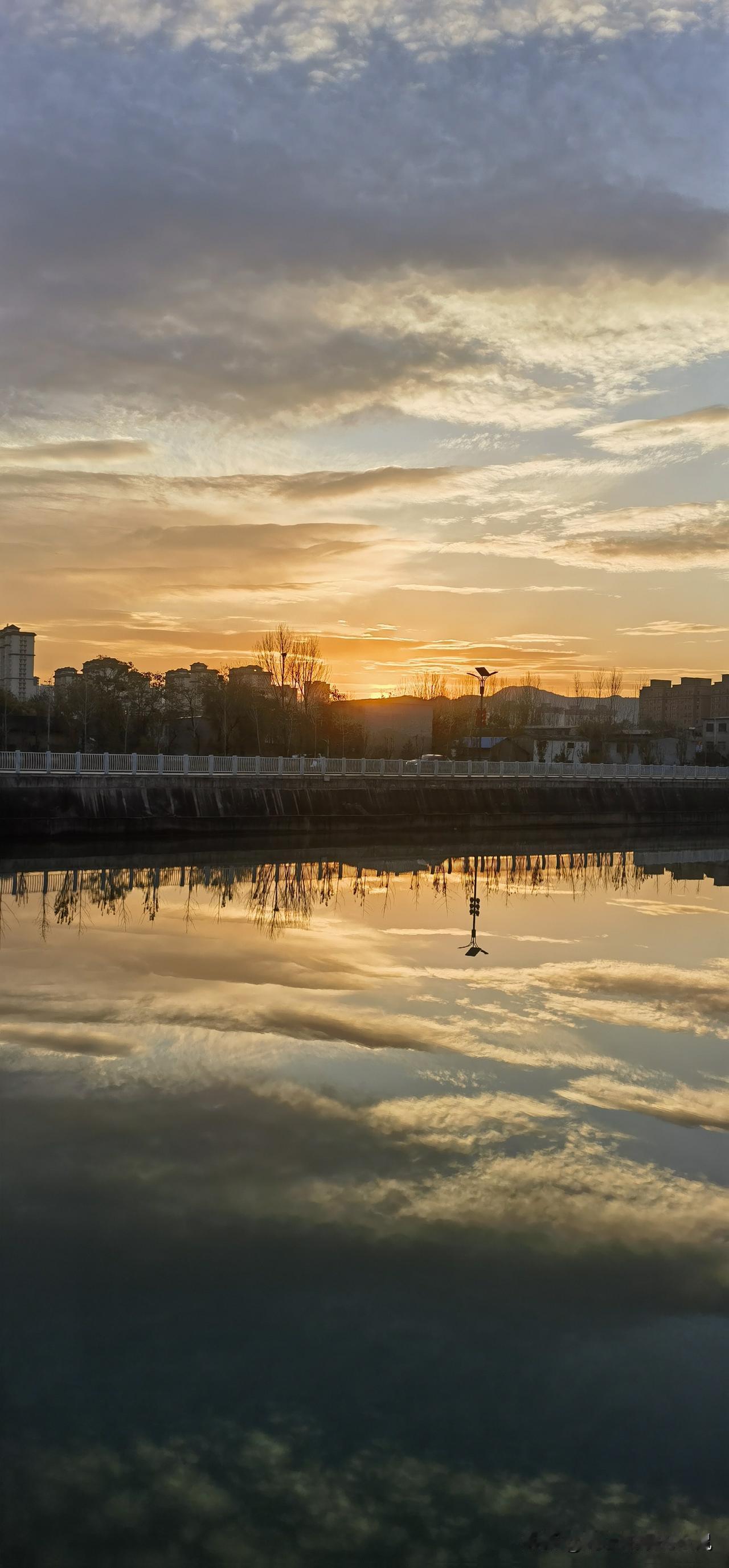 冬日里晴朗的天空总是让人心情感到愉悦。天空的美照 秋日天空