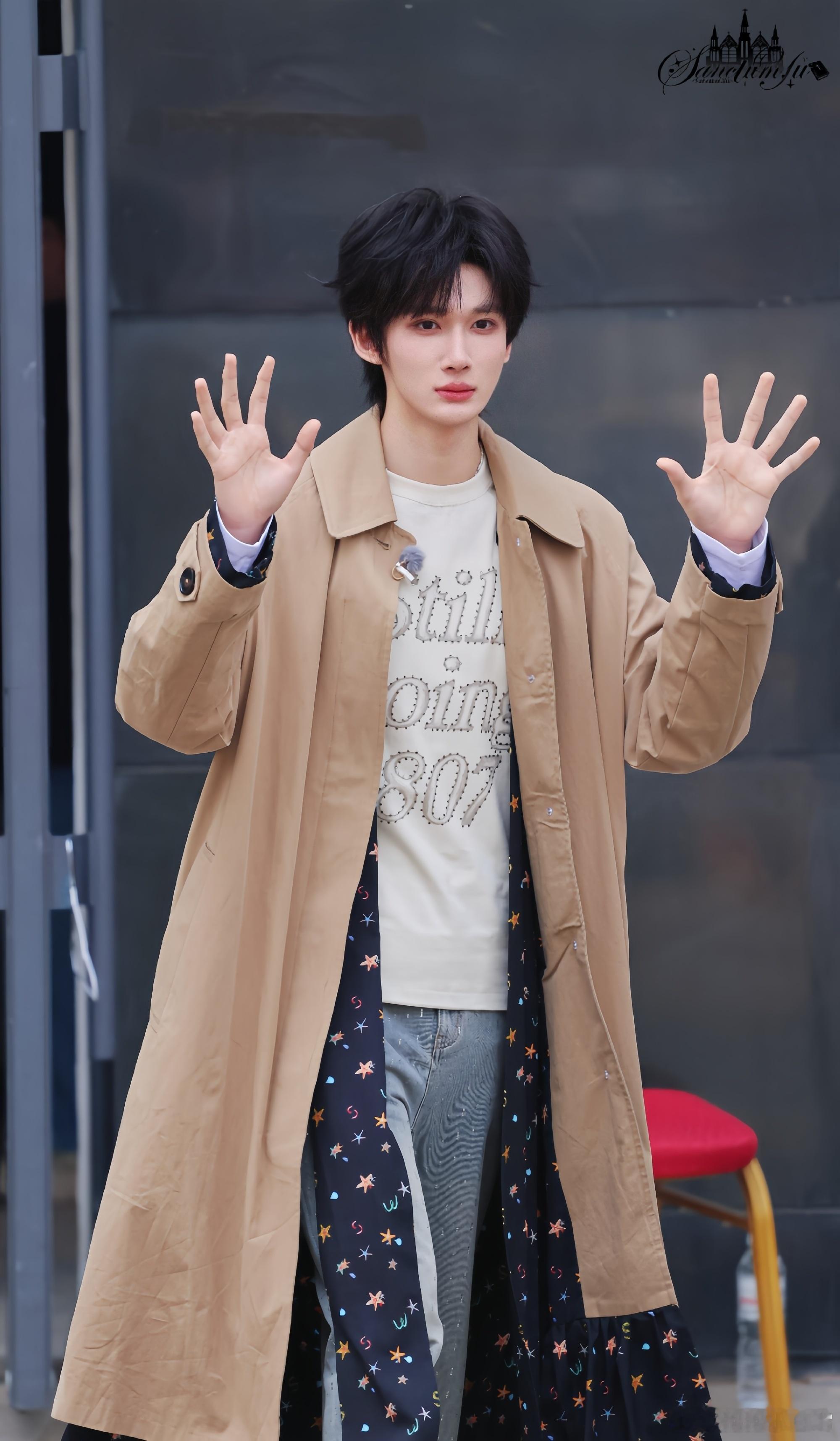 余宇涵走到哪摔到哪超燃青春的合唱 合照一瞬间，余宇涵潇洒倒下，地板都被他征服，真