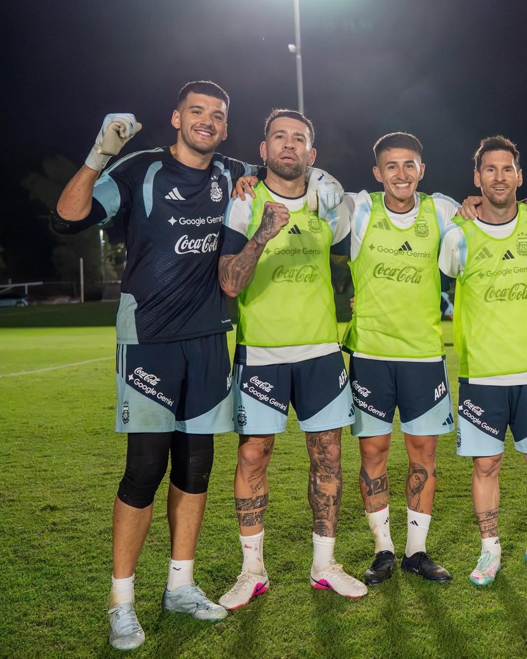 阿根廷国家队英文官方ins：今日胜利小分队💪🇦🇷梅西阿根廷vs毛里塔尼亚