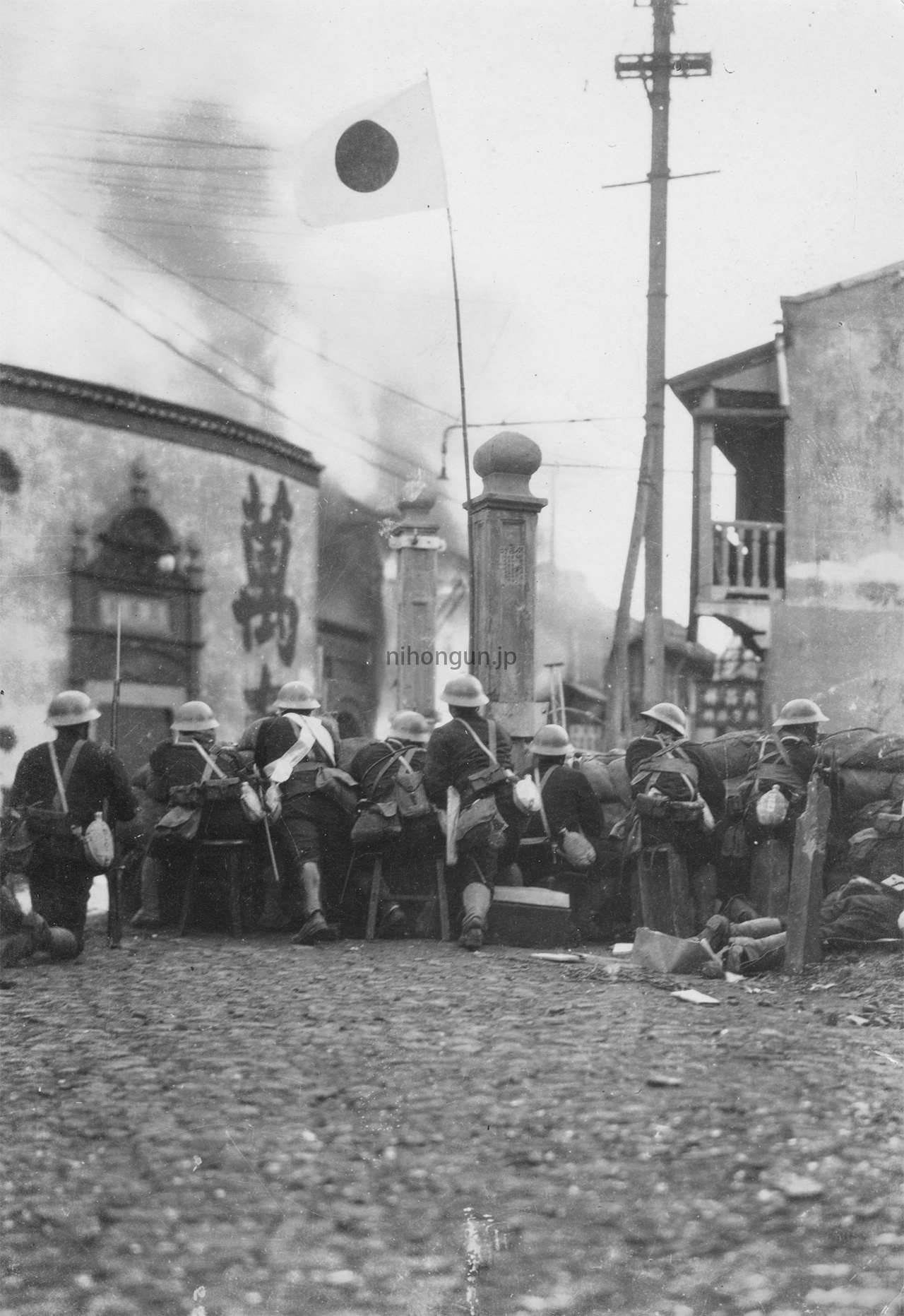 飞扬军事 1932年2月，进攻上海宝兴路的日本海军上海特别陆战队。一二八淞沪抗战