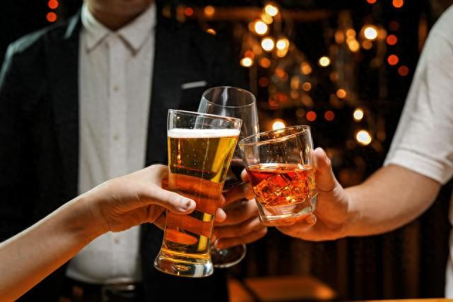 广东佛山市顺德区人民法院的判决好，不仅于法有据而且符合情理。KTV推销酒的人是为