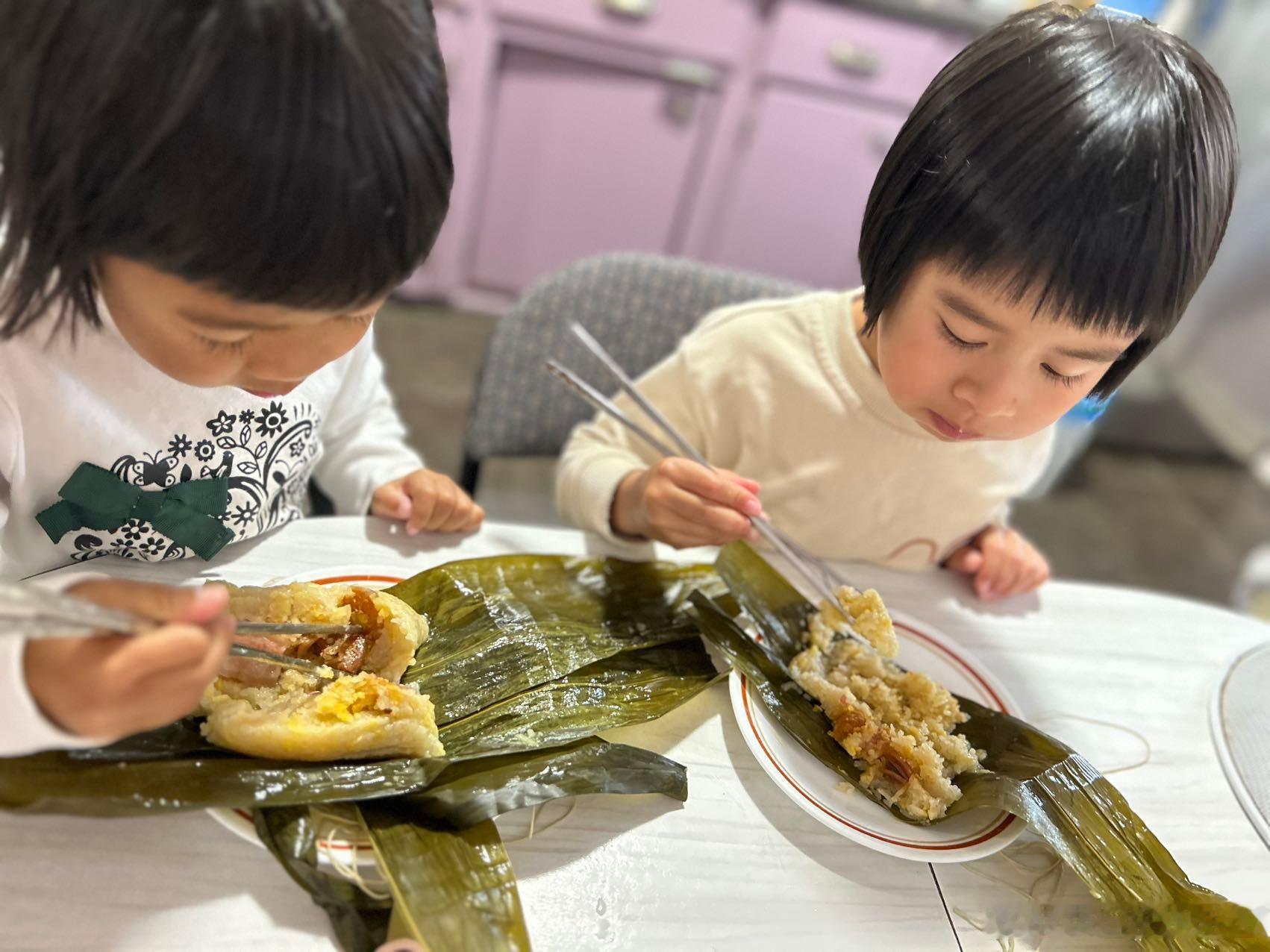 端午节，枫叶国的外甥吃粽子，美丽国的侄子吃寿司，但他们都用了筷子🥢 
