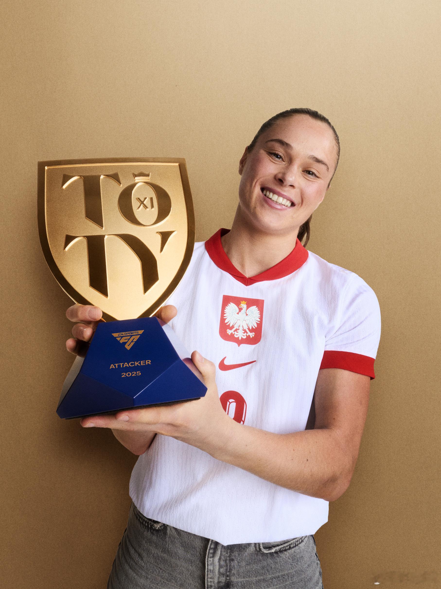 帕约尔终于收到了自己的TOTY奖杯。由于巴萨版权的原因，她只能身着波兰🇵🇱国