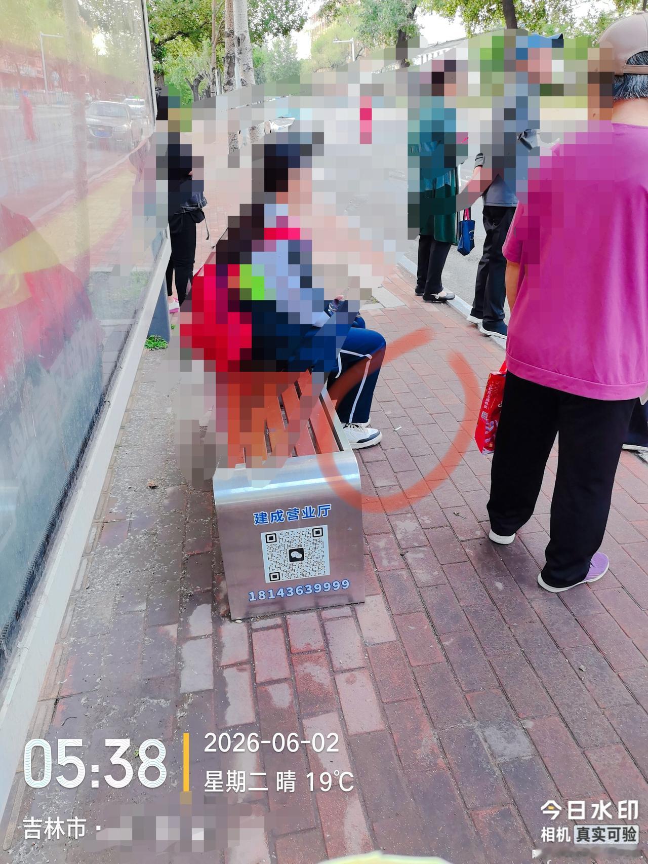 坐标吉林市， 2026年6月2日早晨05:45分，这个女孩绝对是吉林市抽烟最年轻