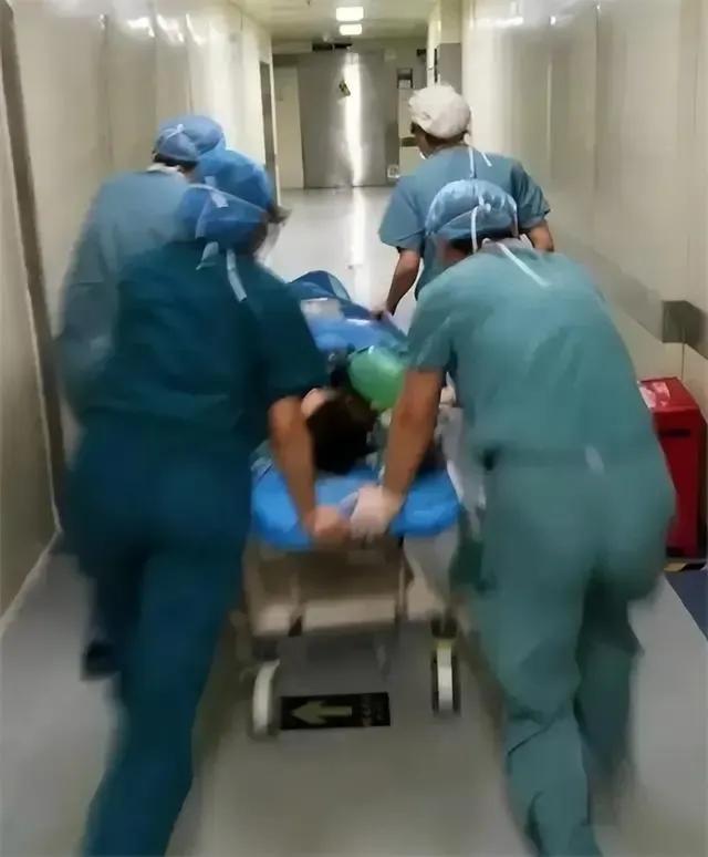 杭州男子挥刀“自宫”，拒绝医生缝合，他一脸淡定地说：扔马桶冲走了。

小李的父母