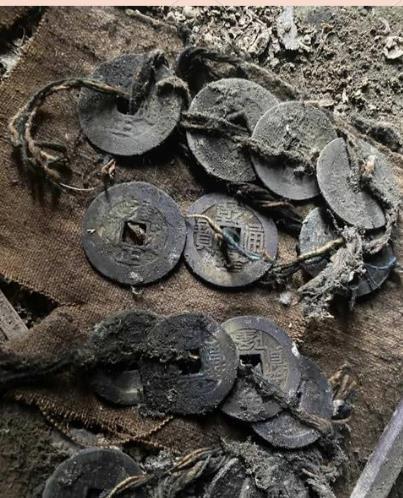 小伙回乡祭祖，从老屋里偶得几十枚钱币。
最近清明节快到了，很多人都回乡祭祖，前几