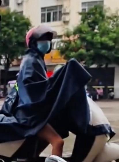 【玉林一大叔骑电车在街头疑做不雅行为】

6月17日，网友爆料称：玉林一大叔骑着