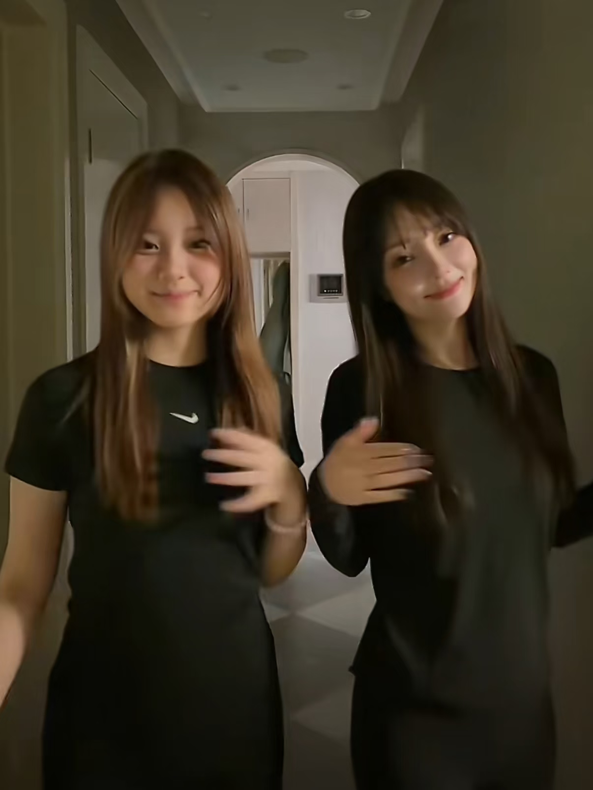刷到贾乃亮女儿跳舞视频！甜馨和妈妈太像了 