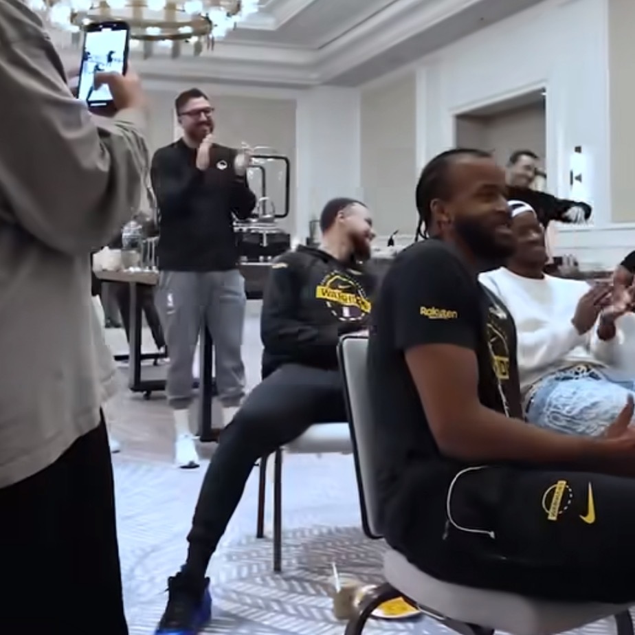 蓝喷也让库里穿上了Nike Air Foamposite One “Royal”