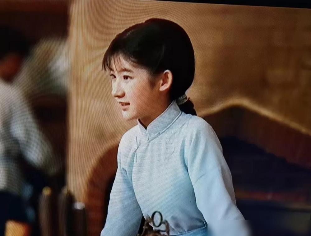 于和伟身边这个丫鬟，15岁，你敢信她的履历表拉出来，比一线明星还吓人？
你以为