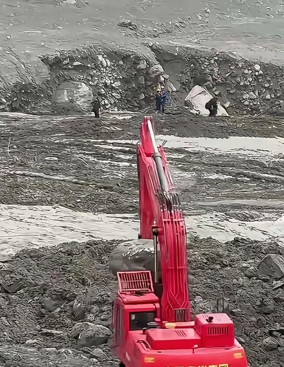 一群人明知道下面没人了，铲斗还在一下一下往下刨。那声音听着不像是施工，像是舍不得
