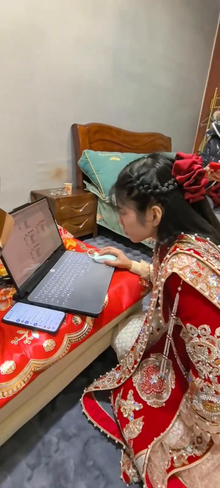 你看看现在的年轻人，这哪是结婚？这是工作中炒了个时间，顺便结了一个婚。忙死了吧？