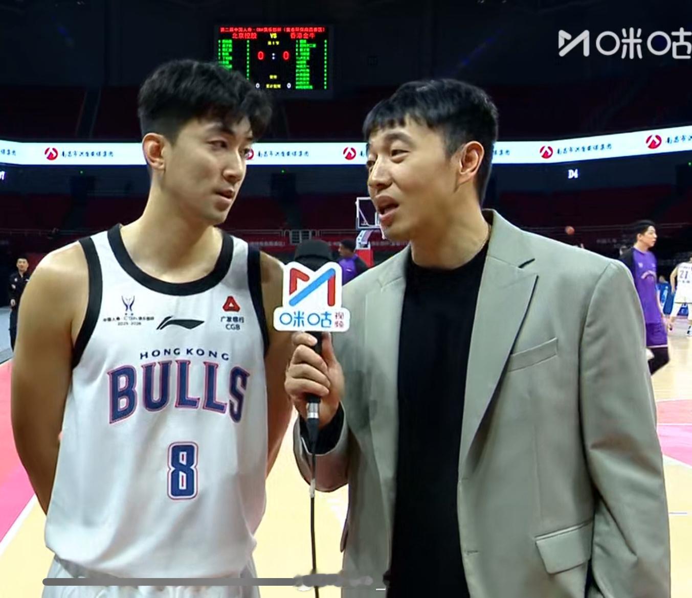 唐才育重新回到CBA舞台的第一场比赛，身边还有他的老大哥。