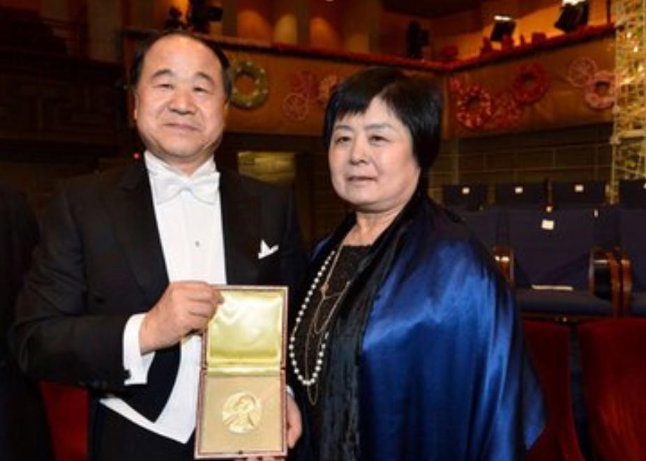 莫言年轻时跟邻村一个姑娘表白，姑娘不屑的说：“癞蛤蟆想吃天鹅肉！”莫言没有放弃，