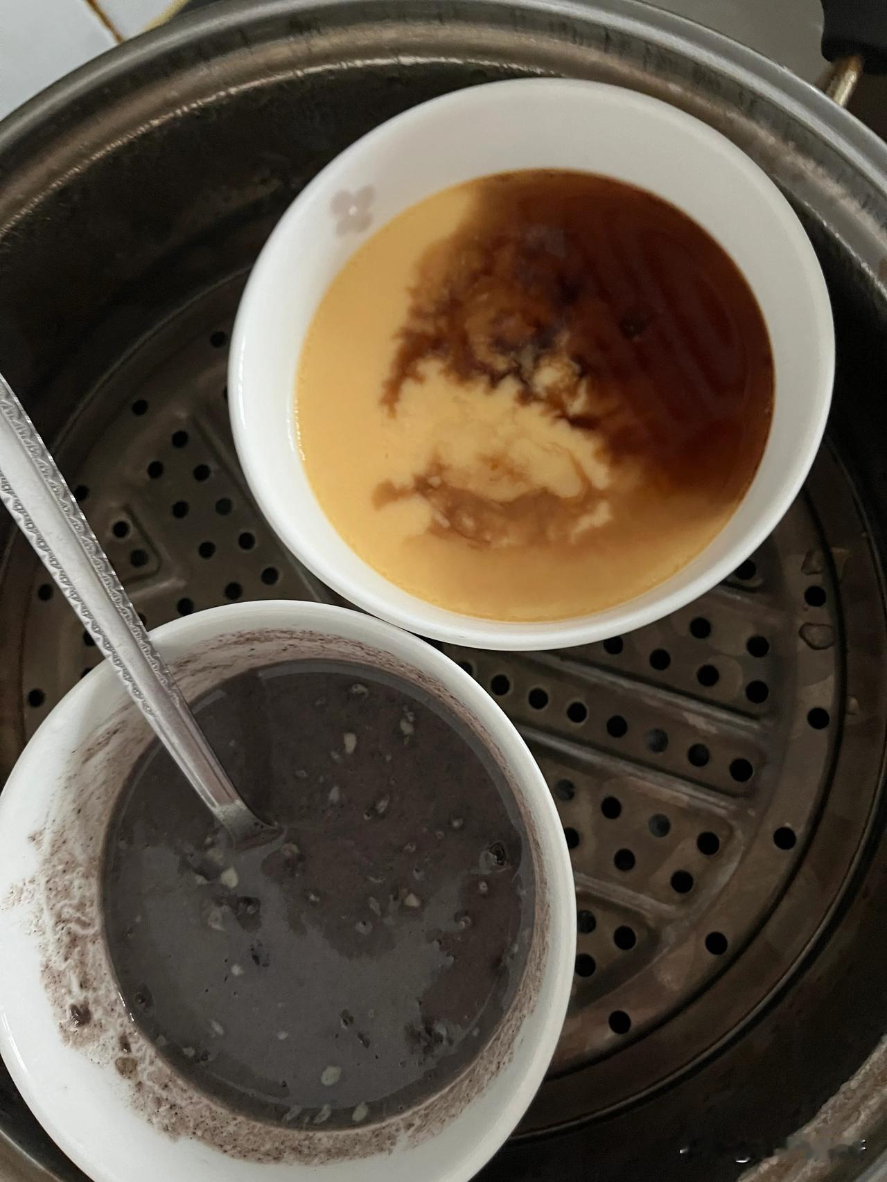 昨天到成都婆婆家开启照护模式。
早上六点半起床，开始给婆婆蒸蛋、熬肉粥，磨药、泡