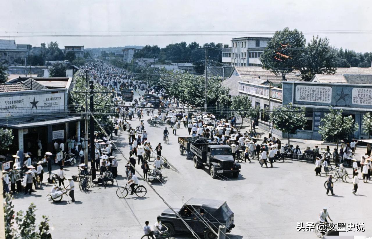 来看看四十九年前莒南十字路镇逢集的老照片！
1979年，有个记者到沂蒙老区莒南县