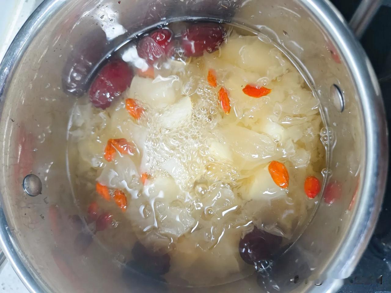 #随手拍张照#熬了半锅银耳雪梨汤，一点点黏糊，盖盖子焖半小时后再喝就出胶了。
秋