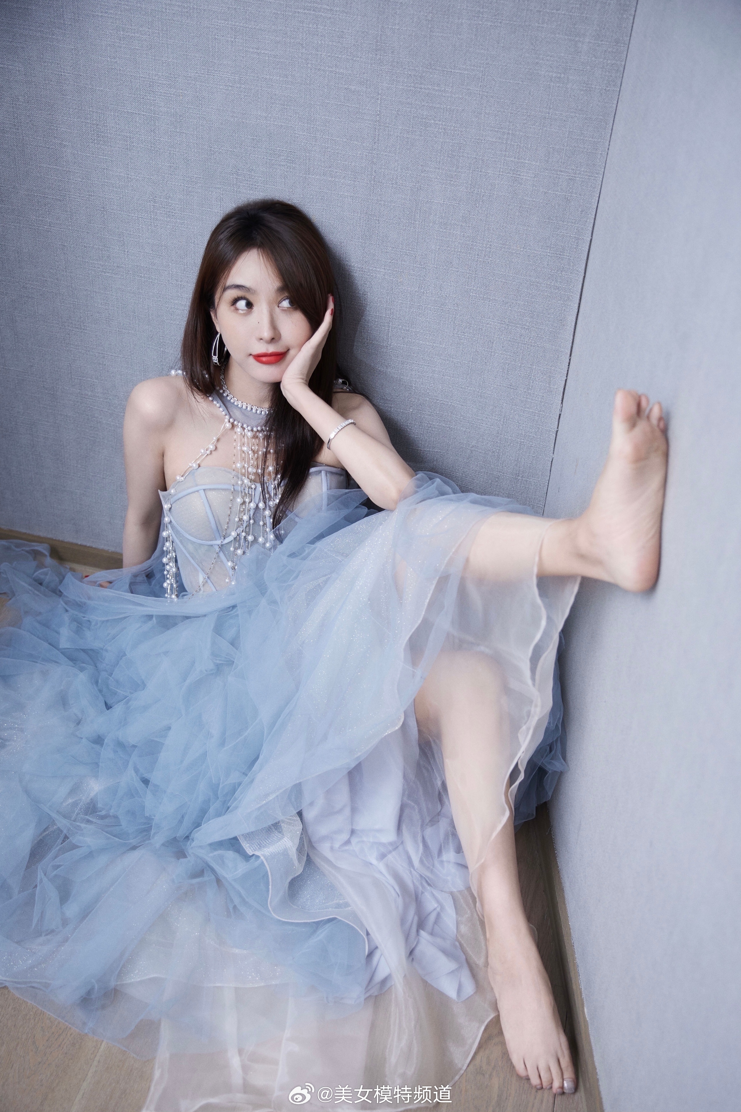 李菲儿红唇纱裙 