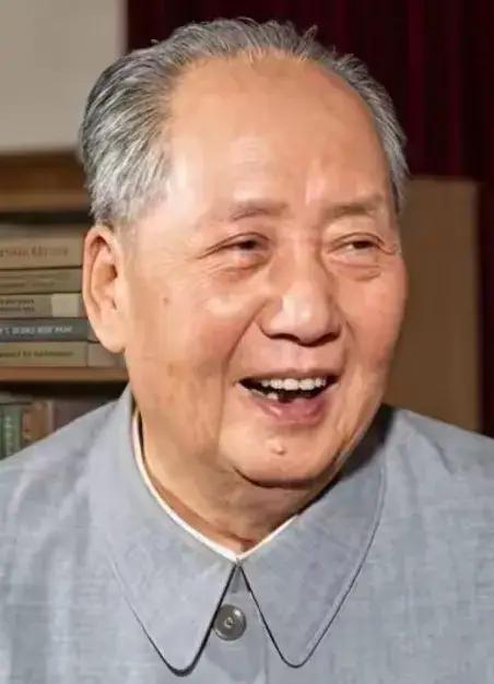 慈祥和蔼可亲的笑容，
顶天立地的身躯，
永远是人民群众的亲人！