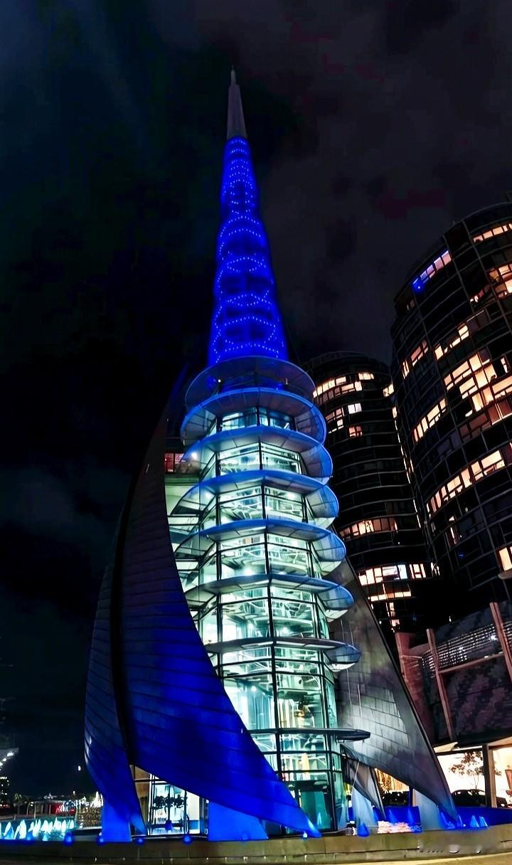 西澳珀斯天鹅钟塔是为了庆祝千禧年的到来而建的，钟塔玻璃和钢管架构的塔顶高82.2