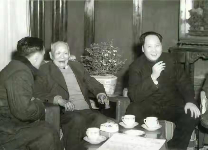 特别喜欢这一张照片，我认为，这是主席最帅的时候，笑容可掬，惊艳了时光！