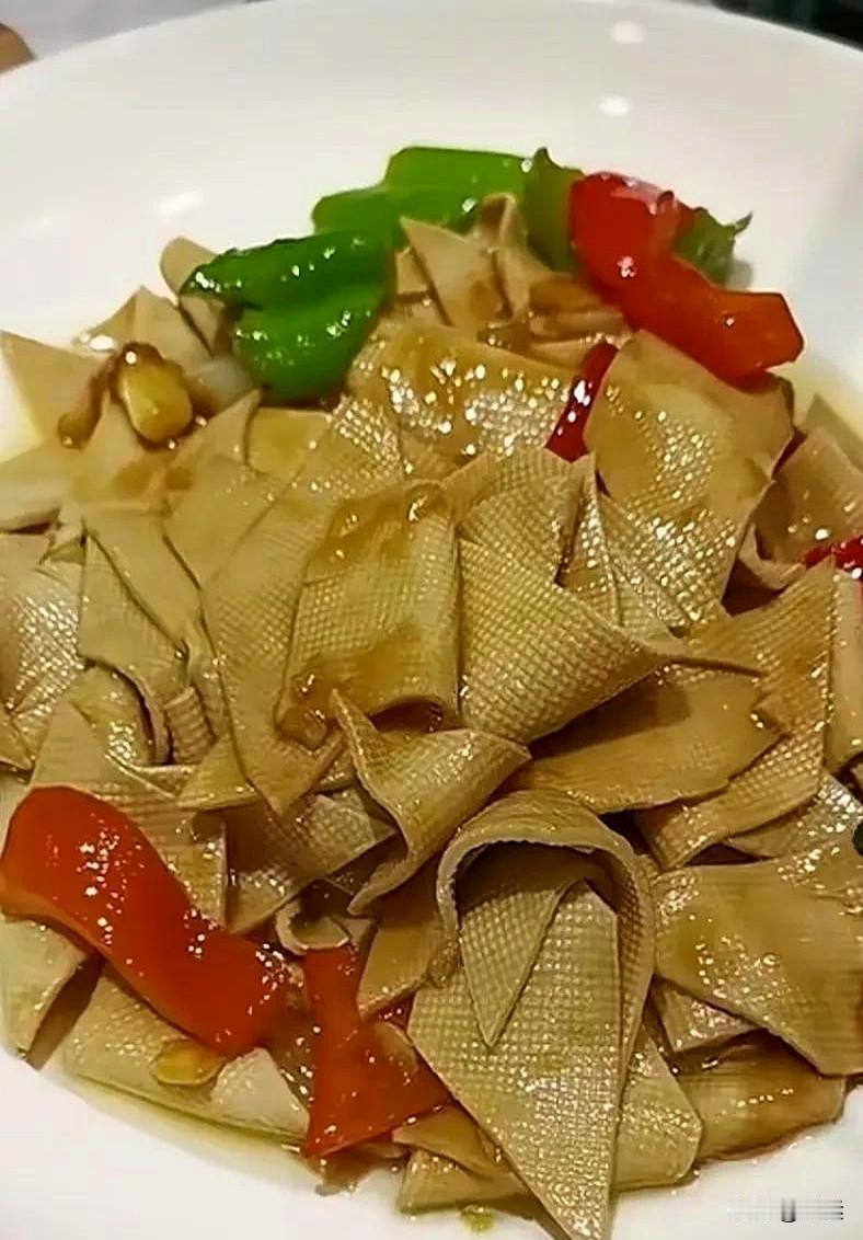 有东北人在吗？这事也只能问问老铁们了？

今年去了趟东北，在饭店吃饭，不管是大店