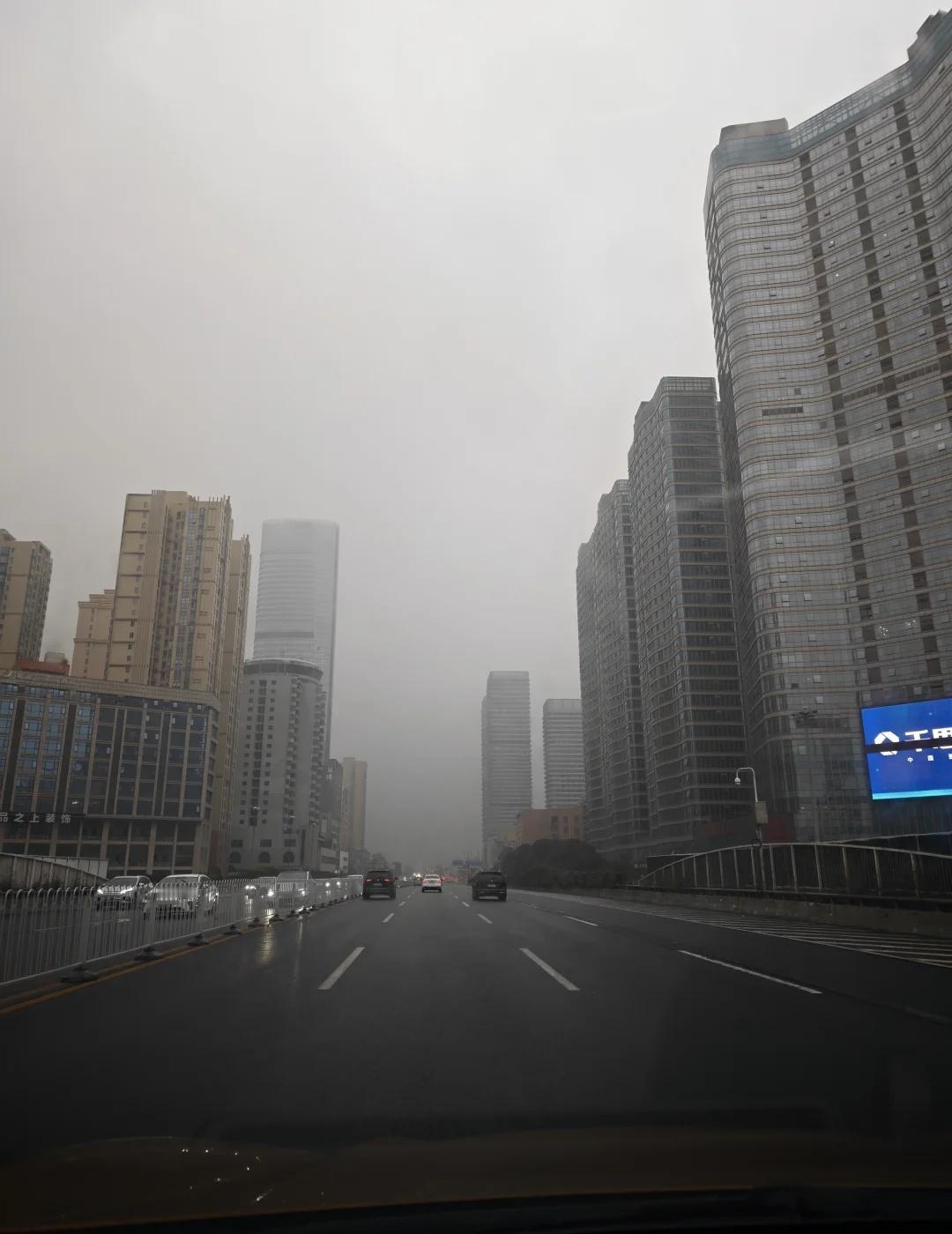 长沙无烟花的冬雾天，是环保的温柔妥协吧
长沙的冬天又被大雾裹住了，开车过江时，连