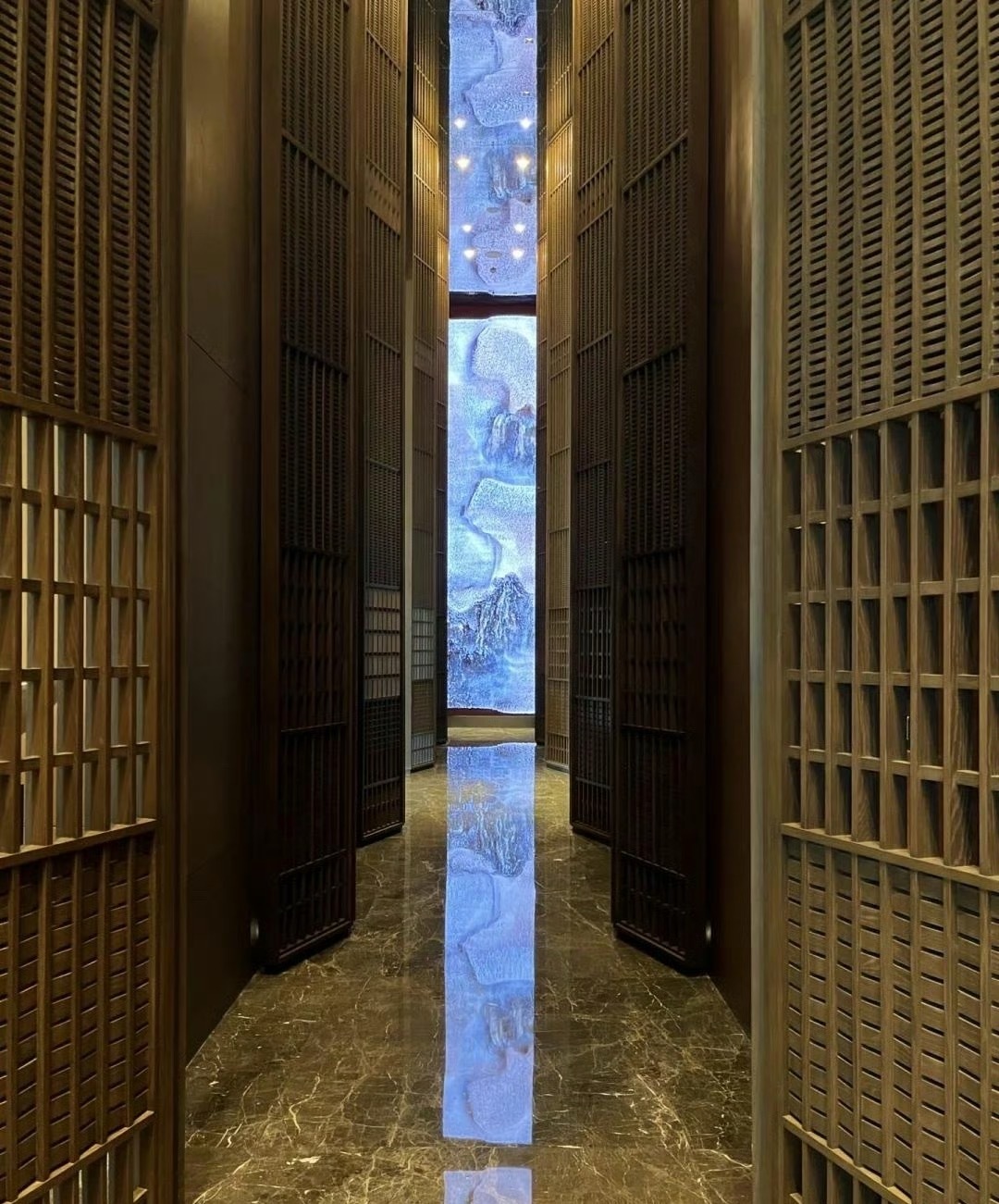 成年人的松弛感，不靠大吃大喝，而是给自己留一块安静的角落。少说话、少应酬，困了就