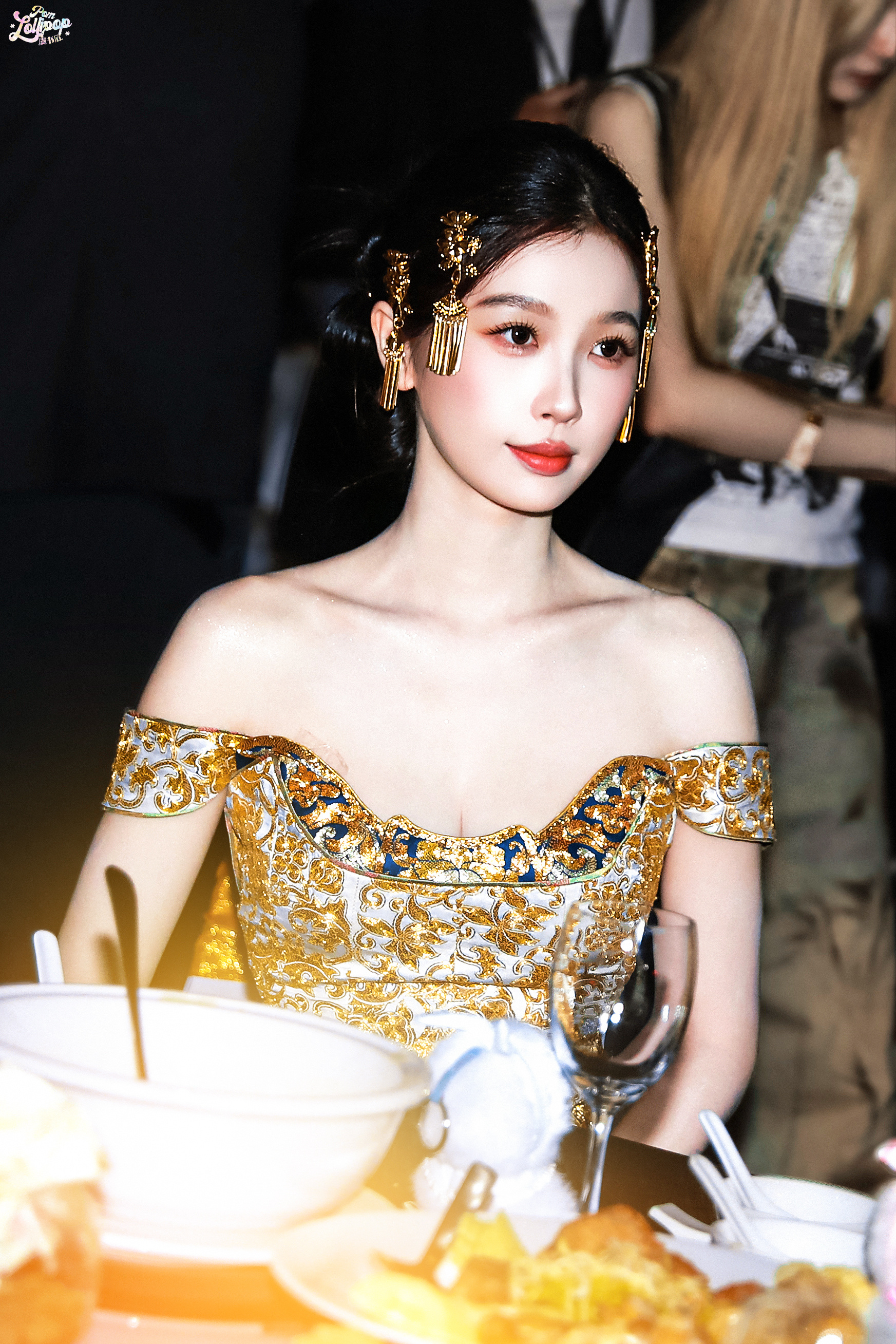虞书欣愚人节站姐团建 勇敢走向属于你的名利场🍷今日星拍放送