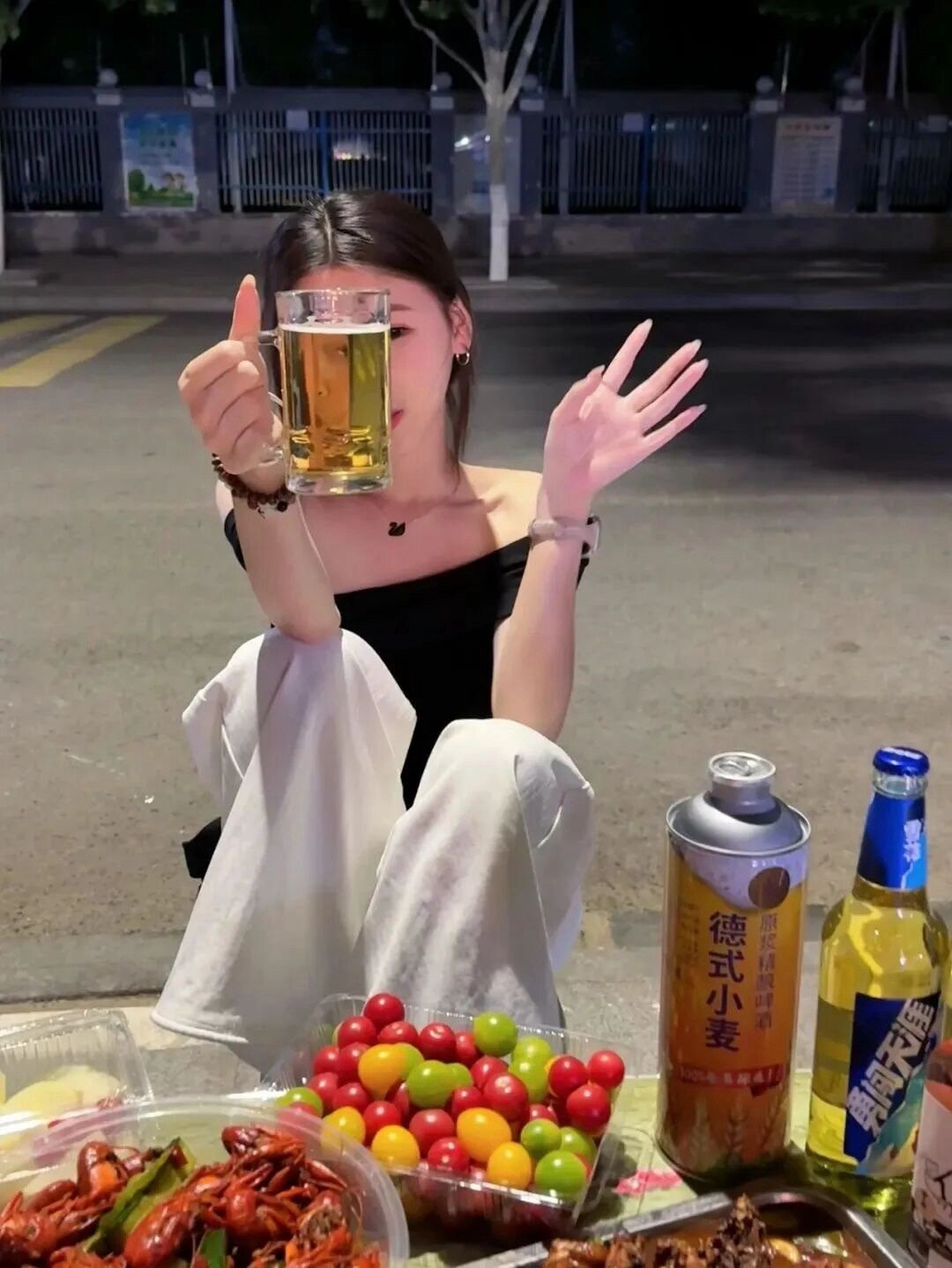 到了这个年纪，没人总能惯着你，但是酒可以一直灌着你。 