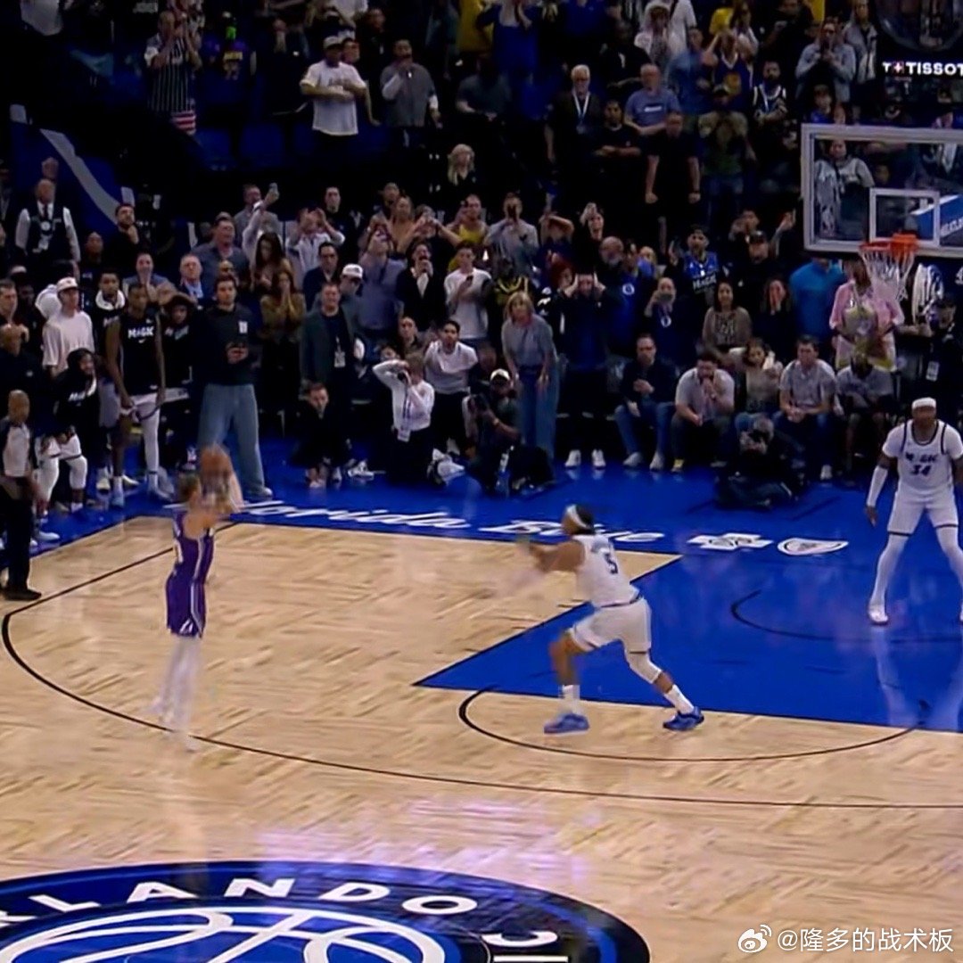 雷迪克最后两次暂停，边线球发出来都是大空位湖人vs魔术