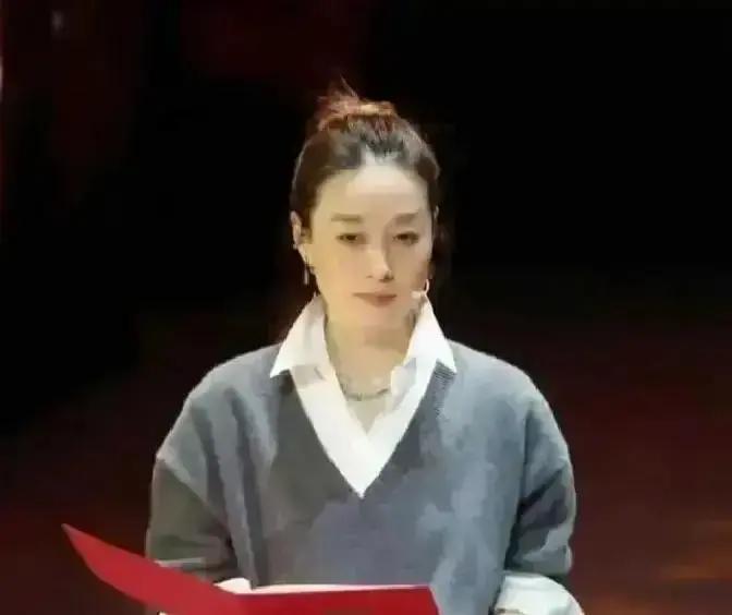 凌晨三点，马伊琍把片酬打进女儿学费卡，转身钻进零下十度的草原。
 
镜头里，她只