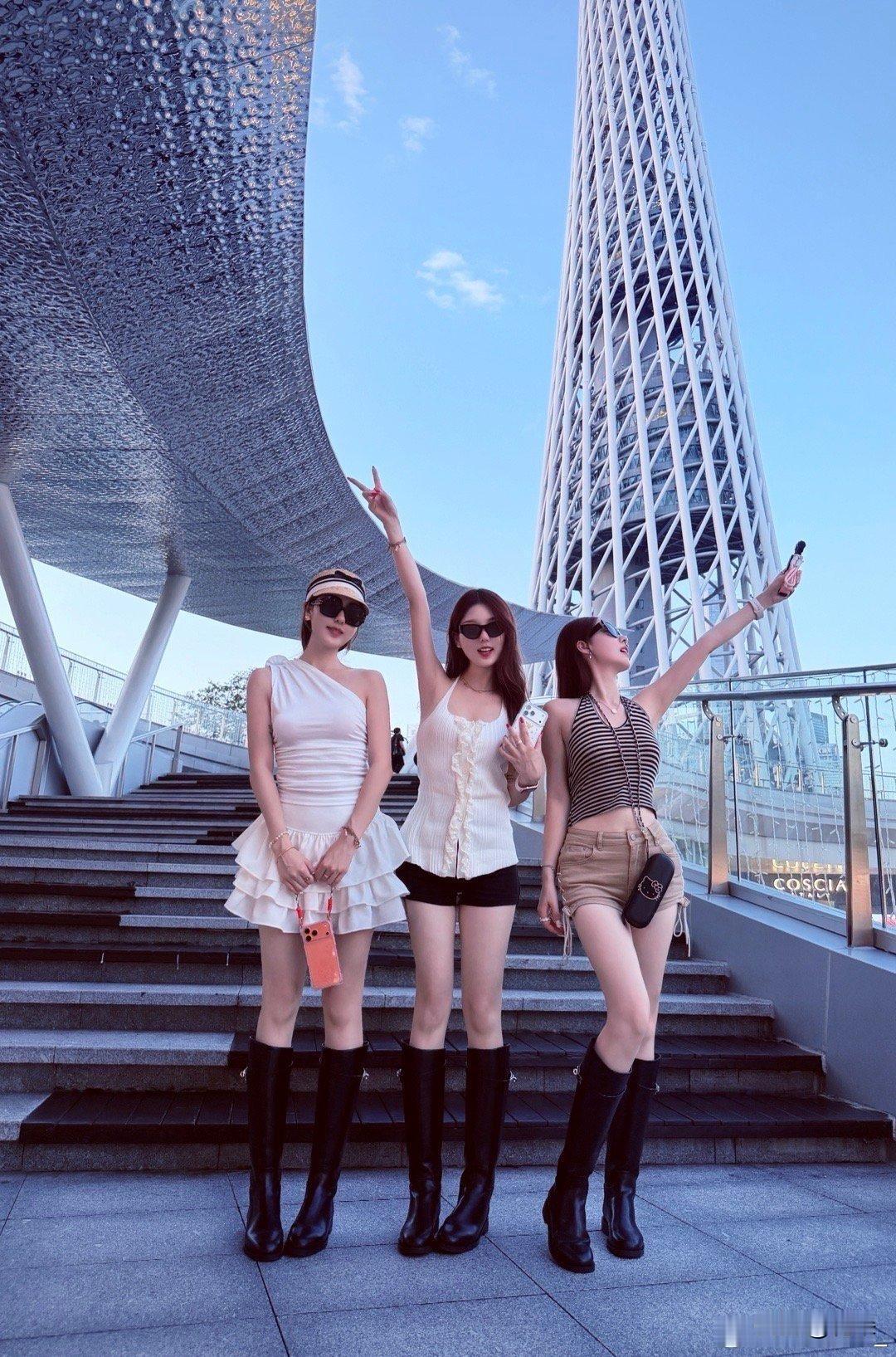 好美呀！
这是何处的景点呢？三位美女着实深谙拍照之道。
蓝天、美女、高楼，令人赏