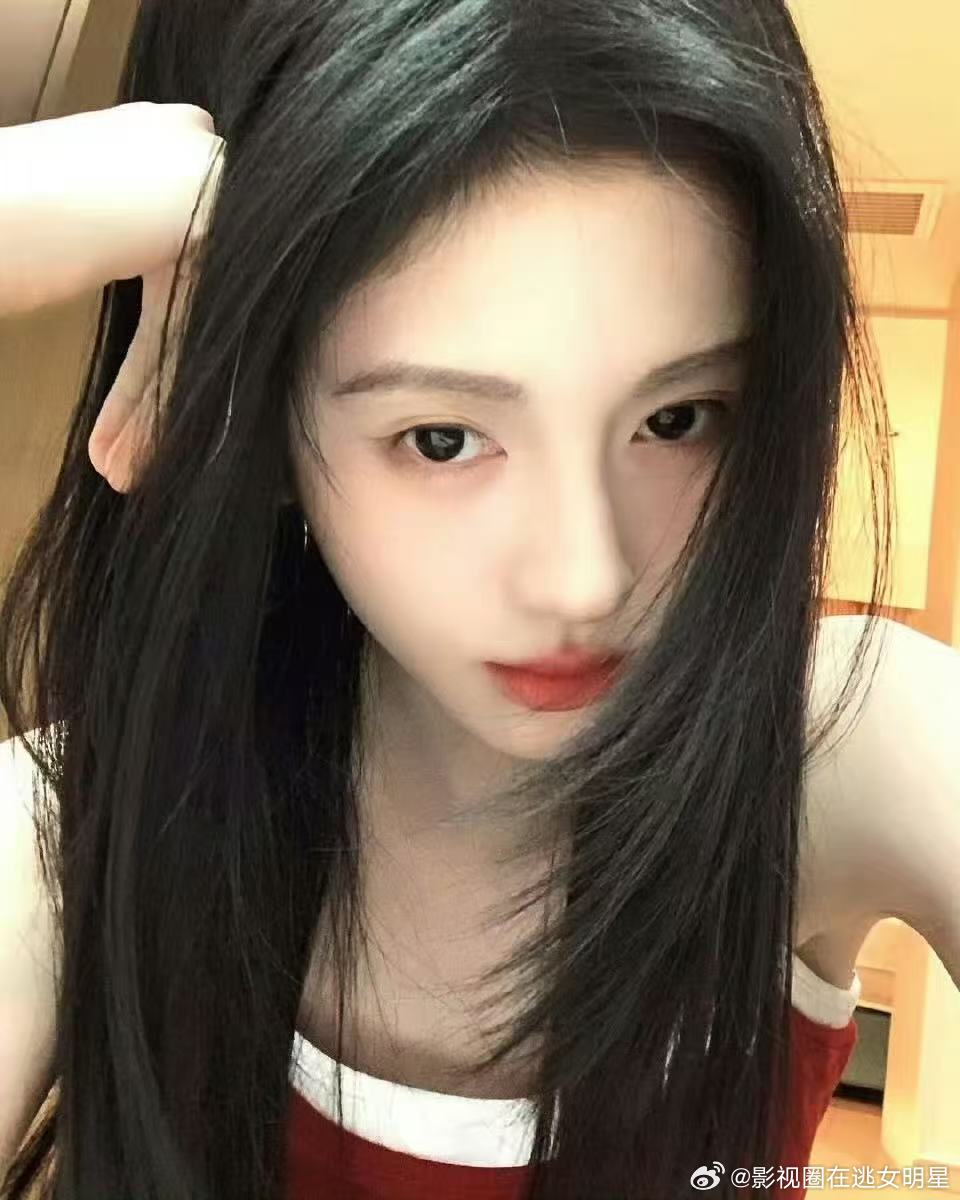 鞠婧祎红色吊带look 鞠婧祎的ins更新啦！已经被美晕过去三次了～黑长直加上红