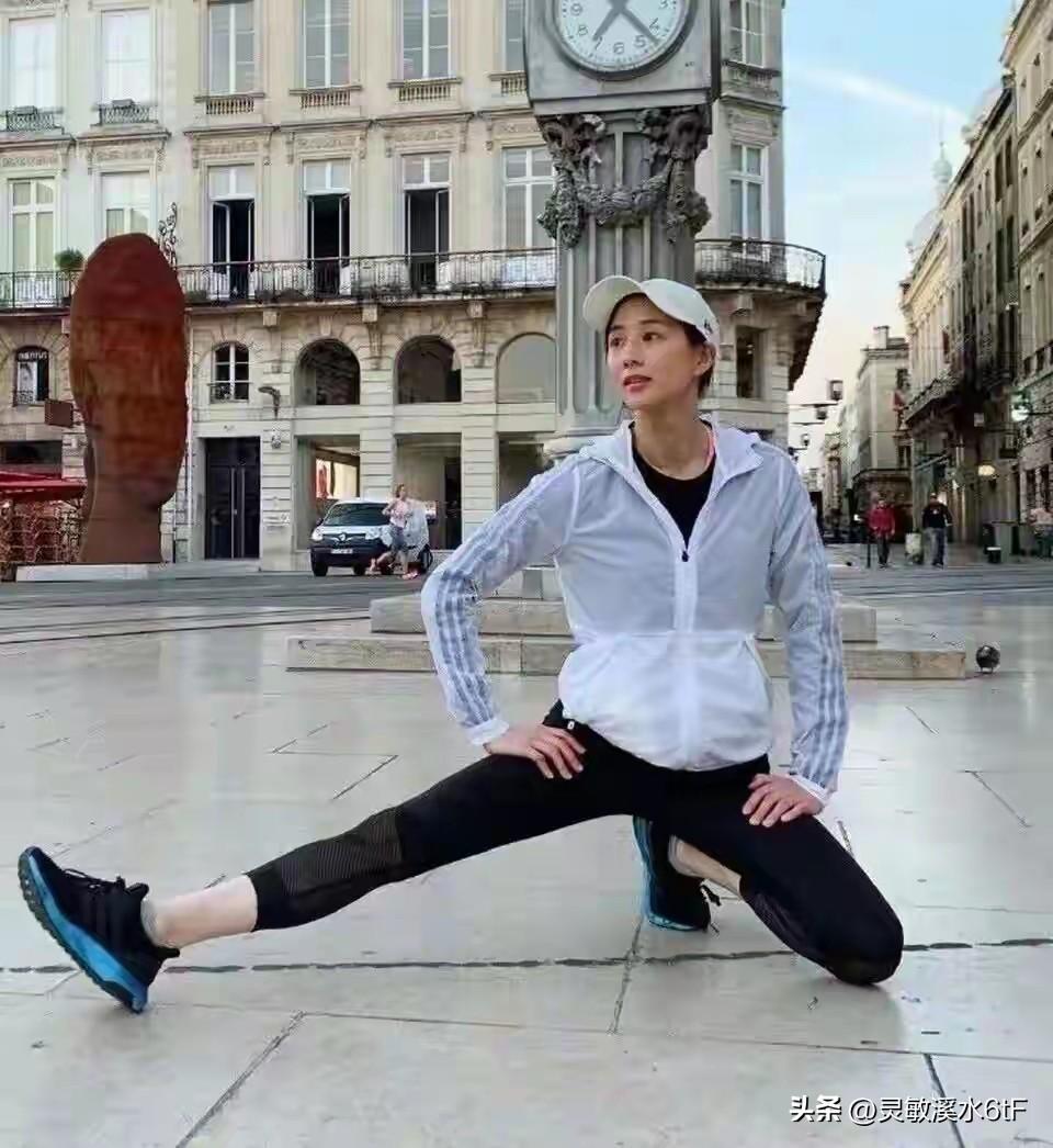 张钧甯在娱乐圈里算是少有的高学历学霸，法律硕士毕业，还是书香门第出身。爸爸是台大