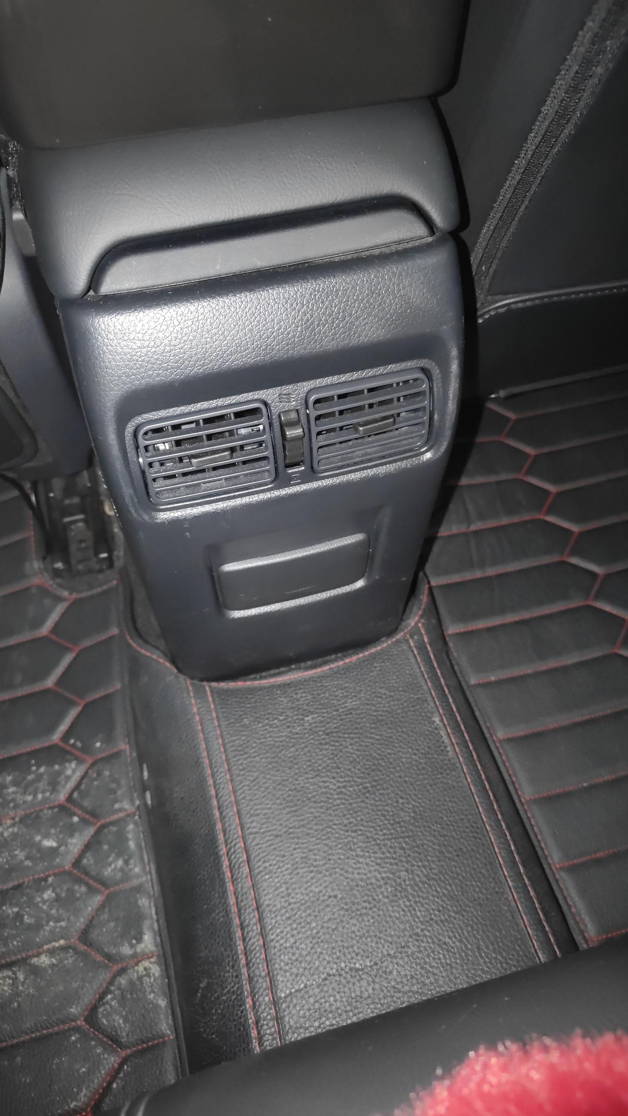 轩逸经典出风口都有了
加一个usb有这么难吗？